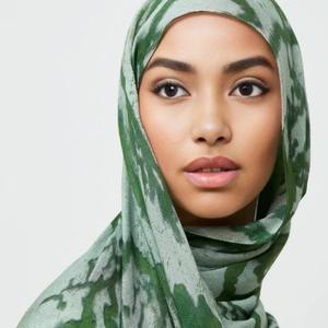 Hijab en jersey Écharpe de qualité supérieure Satin arabe Polyester imprimé modal Hijab en vente - Product Image 3
