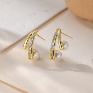 Boucles d'oreilles à clous en perles plaquées or pour femmes, design géométrique, tendance pour les trajets quotidiens, style européen et américain - Product Image 2
