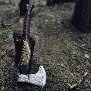 Hacha Tomahawk Hecha a Mano con Mango de Madera Grabado, Hoja de Acero Forjado, Funda de Cuero, Hacha de Supervivencia con 5 Pulgadas de Filo de Corte - Product Image 1