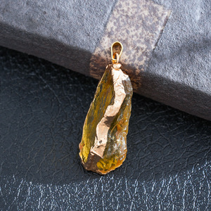 थोक प्राकृतिक कच्चे क्रिस्टल पेंडर सोने की प्लेटेड एज उपचार पत्थर के लिए चार्म्स अमेथिस्ट गुलाब क्वार्ट्ज - Product Image 4