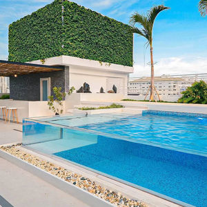 สระว่ายน้ำกลางแจ้งอะคริลิกเชิงวิศวกรรมการกำหนดค่าอย่างหรูหราพร้อมผนังเคลือบด้วยกระจกนิรภัยผู้ผลิต ODM ที่ได้รับการรับรองมาตรฐาน ISO - Product Image 1