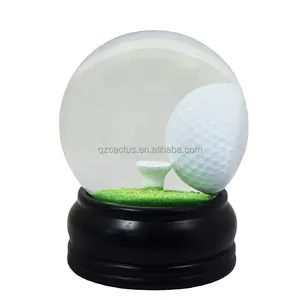 Souvenir personalizado mercado marca regalos Golf vidrio agua nieve cúpula bola 100mm resina artesanía pelota de golf estatua globo de nieve