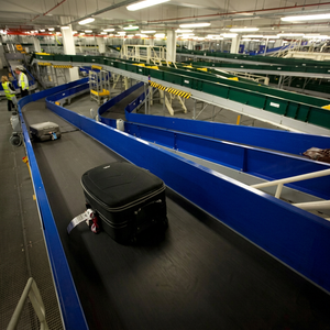 Système de convoyeur à bagages d'aéroport réglable en caoutchouc durable, nouveau convoyeur de tri et de transfert de bagages de voyage pour la manutention - Product Image 1