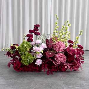 Support floral de luxe en soie pour allée de mariage, avec roses et hortensias artificiels rouge foncé et vert, pour événements de rentrée scolaire - Product Image 1