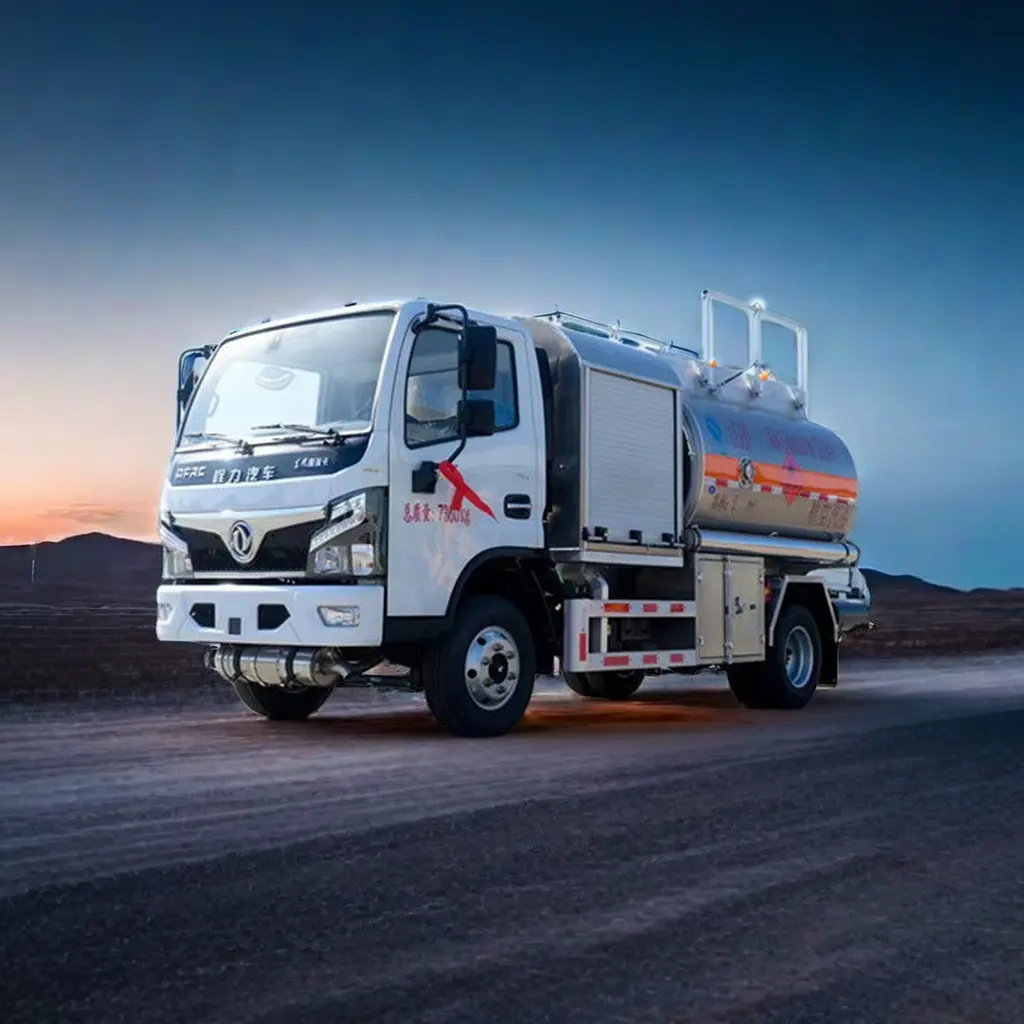 DONGFENG 4 * 2 شاحنة إعادة التزويد بالوقود للطائرات سعة شاحنة التزويد بالوقود 5000 لتر للبيع