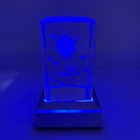 Vente en gros de cubes en cristal de verre K9 de la marque Yucheng, design personnalisé, gravure laser 3D, interrupteur tactile, base lumineuse LED, lumière colorée