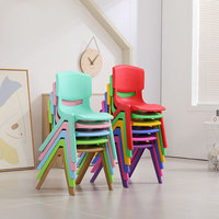 Chaises et tabourets en plastique épaissi de petite taille pour la vente en gros aux fabricants, idéaux pour les écoles maternelles, les écoles et les adultes