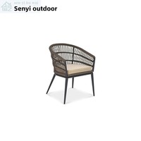 Ensemble de table et chaises de salle à manger d'extérieur en aluminium mobile de style nordique avec table carrée en teck haut de gamme pour villa, hôtel, terrasse, balcon et jardin