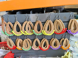 Boucles d'oreilles pendantes en rotin tressé triangulaires en laiton, faites à la main, style bohème naturel, bijoux pour enfants pour anniversaire - Product Image 6