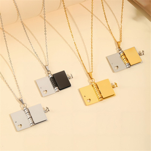 <span class=keywords><strong>Collana</strong></span> con Medaglione a Forma <span class=keywords><strong>di</strong></span> Libro in Acciaio Inossidabile all'Ingrosso, Argento / Oro / Nero, per Amanti dei <span class=keywords><strong>Libri</strong></span>, con Logo Personalizzato Inciso al Laser - Product Image 6