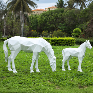 Ensemble de figurines de chevaux en fibre de verre réalistes et résistantes aux intempéries - Sculpture de jardin au design personnalisé pour une utilisation en intérieur/extérieur - Product Image 1