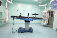 Table chirurgicale électrique 5 fonctions, base en acier inoxydable 304 de qualité supérieure, certifiée CE, équipement de salle d'opération hospitalière, garantie 2 ans