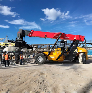 Reach Stacker SRSC45V 45T avec déplacement latéral hydraulique, écarteur/fourches en option pour ports et terminaux, meilleur prix compétitif, capacité de 5 empilages en hauteur - Product Image 4