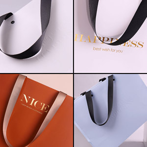 Sac d'emballage cadeau haut de gamme sur mesure en papier cartonné blanc avec logo pour magasin de vêtements, sac à main, élégance raffinée - Product Image 4