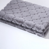 100% polyester trèfle à quatre feuilles en relief blanc faible pile fausse fourrure de lapin tissu en peluche pour vêtement