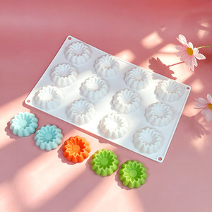 Moule en silicone 12 cavités en forme d'étoile pour mousse, gâteau, chocolat, mini-puddings, biscuits, pâtisseries françaises, cuisson et fabrication de savon - Product Image 4