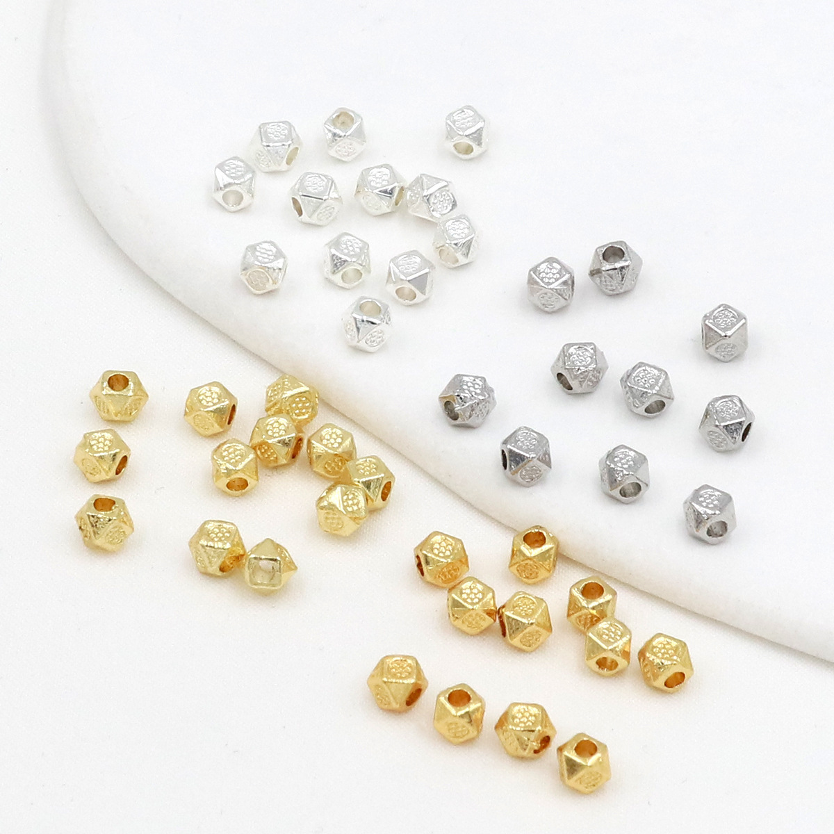 Estilo 6: Cuentas punteadas en forma de diamante, de aproximadamente 4 mm.