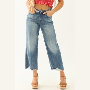 กางเกงยีนส์เอวสูงทรงขากว้างแบบครอปสำหรับผู้หญิง แต่งขอบขาด สีน้ำเงินฟอกปานกลาง - Product Image 1