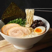 Fideos Instantáneos Nissin Kyushu Black Ramen, Harina de Trigo, Estilo Japonés, Sabor a Salsa de Soja Oscura, Fideos Secos Fritos, Paquete de 5 Unidades
