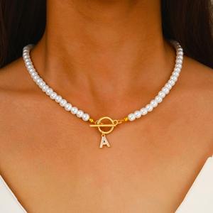 طقم مجوهرات نسائي فاخر بتصميم فرنسي عتيق، قلادة مطلية بالذهب مع إبزيم على شكل حرف OT وخرز لؤلؤي مقلد، بأسلوب أنيق وفخم - Product Image 1