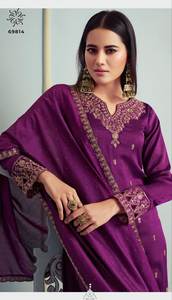 ชุดสูทพาลาซโซหลากสีสวยถูกตกแต่งด้วยงานเย็บปักถักร้อยและงานเพชรทำด้วยมือจำนวนมาก - Product Image 2