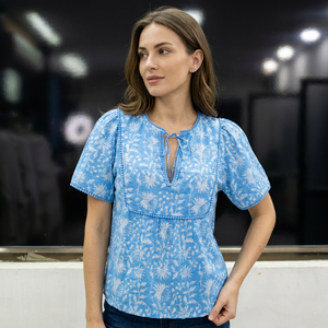 Blusa Vintage para Mujer con Estampado Floral Azul, Manga Corta, Cuello en V, Bordada, Informal, Primavera Verano, 100% Algodón, Corte Regular - Product Image 3