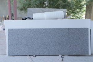 Grandes dalles de granit indien naturel moderne, polies, couleur blanc laiteux, pour comptoirs de cuisine, îlots et plans de travail sur mesure - Product Image 4