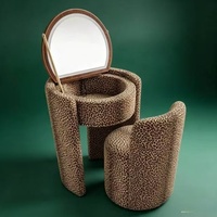 Table de toilette moderne en velours courbé avec miroir LED demi-rond, tabouret rembourré assorti pour une décoration intérieure contemporaine