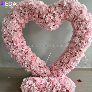 Arco de Flores de Hortensias Artificiales Rosadas en Forma de Corazón, Hecho a Mano con Seda, para Decoración de Bodas al Aire Libre, LEDA Outdoor Proposals - Product Image 1