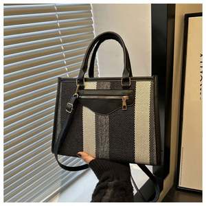 I-0543 Sacs fourre-tout à paillettes pour filles, dernières tendances de la mode, sacs à main pour femmes, petits sacs tendance à prix abordable - Product Image 4