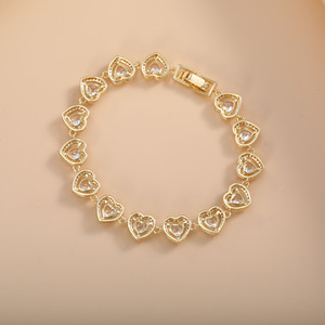 สร้อยข้อมือรูปหัวใจประดับเพชรซิร์คอนสำหรับผู้หญิง ตัวเรือนทองแดง ดีไซน์หรูหราสำหรับงานปาร์ตี้ สไตล์ใหม่ปี 2025 ขายส่ง - Product Image 3