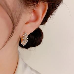 Pendientes de aro brillantes en forma de C de perla de imitación de circón coreano a la moda para regalo de accesorios de moda de mujer de gama alta versátil - Product Image 2