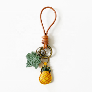 Porte-clés Y2K Fraise, Fruits & Noix, Fait Main en Cuir PU et Corde de Cuir de Vachette, Délicat pour Voiture - Durable & Écologique - Product Image 4