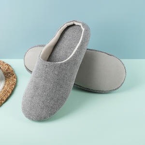 รองเท้าสลิปเปอร์โรงแรมผ้าคอรัลฟลีซแบบกำหนดเอง ดีไซน์สวยงาม สวมใส่สบาย เหมาะสำหรับสปา ห้องพักในร่ม สำหรับแขกทั้งชายและหญิง - Product Image 2