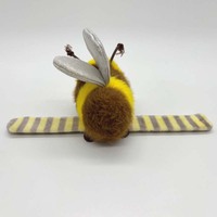 Usine personnalisé mignon Animal en peluche Bracelet fête décoration cadeau dessin animé abeille en peluche claque bandes pour enfants claque cercle jouet