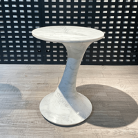 Table d'appoint ronde moderne en marbre blanc de Carrare avec piétement torsadé en pierre naturelle pour salon et chambre à coucher