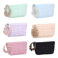 Pochette de maquillage matelassée en nylon en forme de cœur, personnalisée, motif nuage 3D, avec dragonne en dentelle détachable, OEM ODM