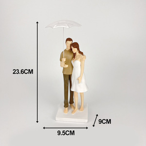 Statuetta <span class=keywords><strong>in</strong></span> <span class=keywords><strong>Resina</strong></span> di Coppia con Ombrello, Decorazione Festiva da Scrivania, Oggetto d'Arredo, Regalo Aziendale - Product Image 6