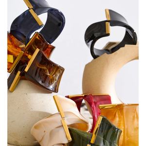 XY 2329 Geringe Mindestbestellmenge Schickes, Breites Armband aus Acrylharz in Gedrehtem Design, 18 Karat Vergoldeter Edelstahl-Armreif für Festlichen Schmuck - Product Image 5