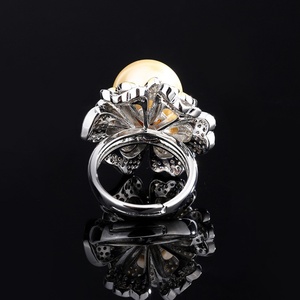 Anillo de Moda Ecológico de Cobre con Perla Blanca de 14MM, Bañado en Oro, Diseño de Flor en Dos Tonos, para Perlas Grandes, para Mujer - Product Image 6