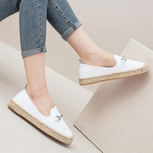 <span class=keywords><strong>Espadrilles</strong></span> décontractées d'été pour femmes en cuir blanc à bout fermé avec boucle métallique et semelle tressée - Product Image 4
