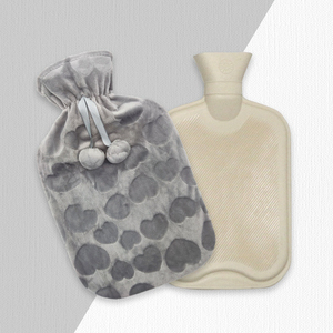 Ensemble cadeau de pantoufles grises de haute qualité, d'une bouteille d'eau chaude en caoutchouc et d'un mug - Product Image 1