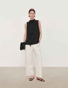 Haut à col bénitier en soie 100% beige pour femme, nouveau style d'été, dos ouvert drapé avec décoration boutonnée, style décontracté - Product Image 3
