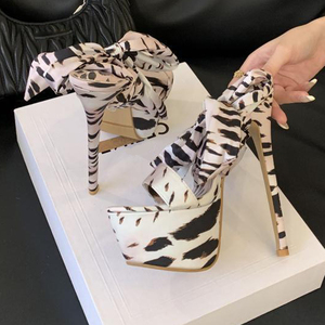 รองเท้าส้นสูงแบบแพลตฟอร์มลายเสือดาวสีขาวดำสำหรับผู้หญิง รองเท้าส้นเข็มหัวเหลี่ยมแบบรัดข้อเท้าผูกเชือก รองเท้าผ้าไหม - Product Image 5