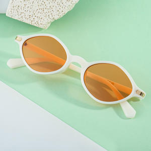 Gafas de Sol Ovaladas con Marco Pequeño XH-3589, Negras, PC UV400, Unisex, Clase 2, Protección Solar, Moda, Uso en Exteriores - Product Image 3