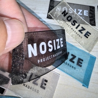 Étiquettes de vêtements en organza écologiques personnalisées, logo en silicone imprimé, options multicolores et multi-tailles, cadeaux promotionnels pour robes