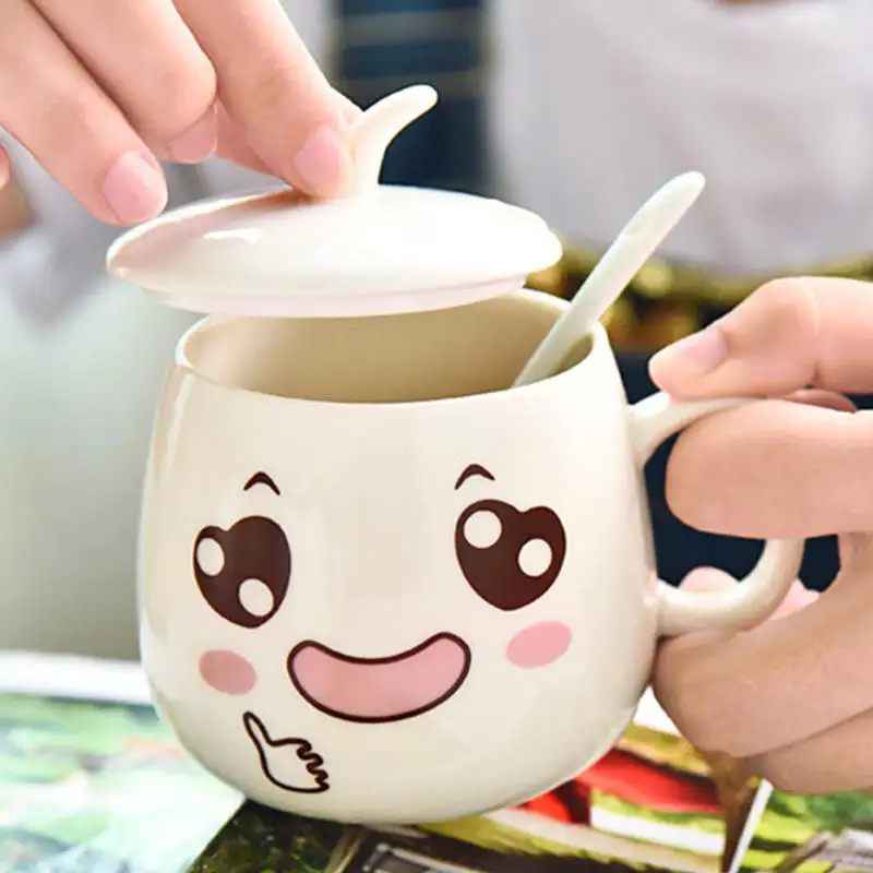 Taza de café de cerámica blanca de 320ml con logotipo personalizado y cuchara con tapa, tazas reutilizables con expresión de dibujos animados bonitos para fiestas, forma cilíndrica