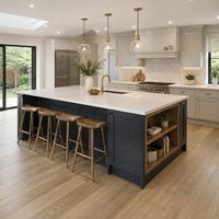 Îlot de cuisine moderne de style Shaker sur mesure avec plan de travail en quartz, évier et rangement ouvert