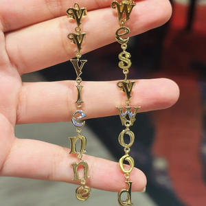 Boucles d'oreilles de niche haut de gamme Empress Dowager Vivienne, distinctives, avec longues pampilles, chaîne à lettres, diamant, laiton et motif Saturne - Product Image 3