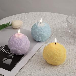 Bougie sphérique à motif de roses exquises, avec une teinte douce de lavande et une mèche en coton pur, pour une décoration de mariage romantique et un intérieur chaleureux - Product Image 1